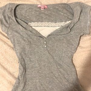 Cute button lace top that’s grey and size small!
